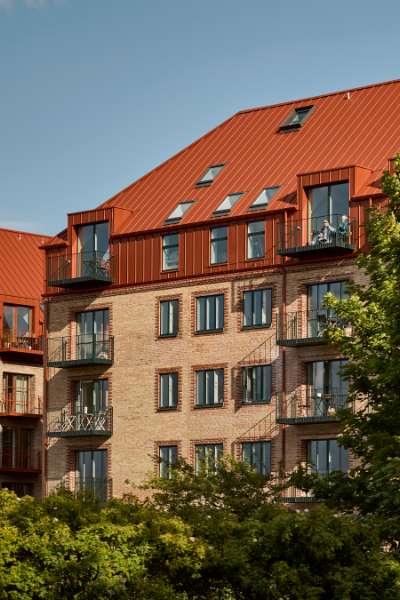 Das Klassische bekommt eine moderne Note in Kopenhagens Blöcken, die mit Stahlprofilen verkleidet wurden, Køhlers Have, Borgmester Christiansens Gade 17, 2450 København SV